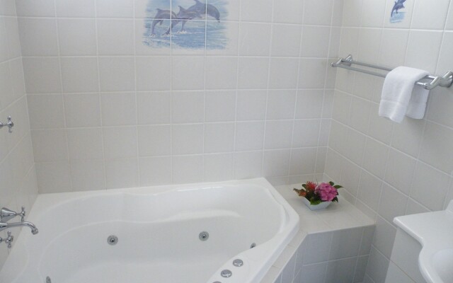 Pacific Heights Holiday Apartments & Munn's Tower House