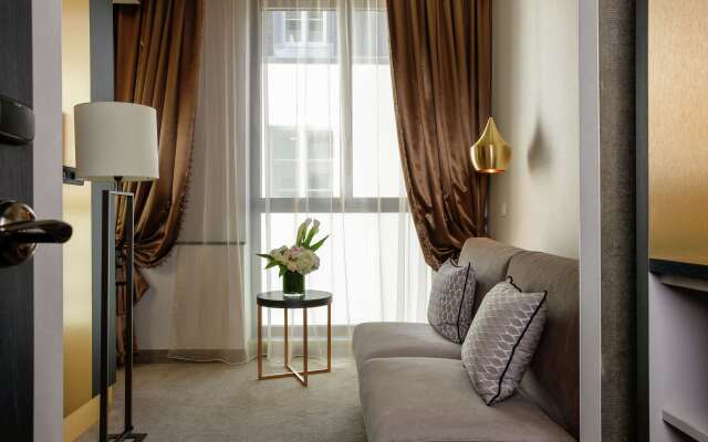 Niepce Paris Hotel, Curio Collection by Hilton
