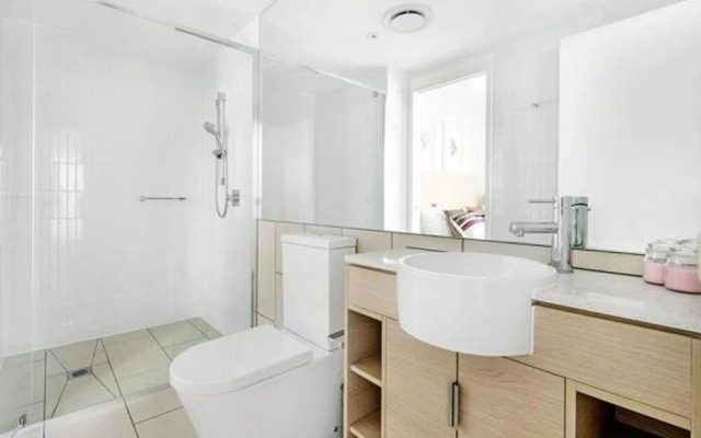 Broadbeach 2 Bedroom FREE WIFI, Netflix & Parking