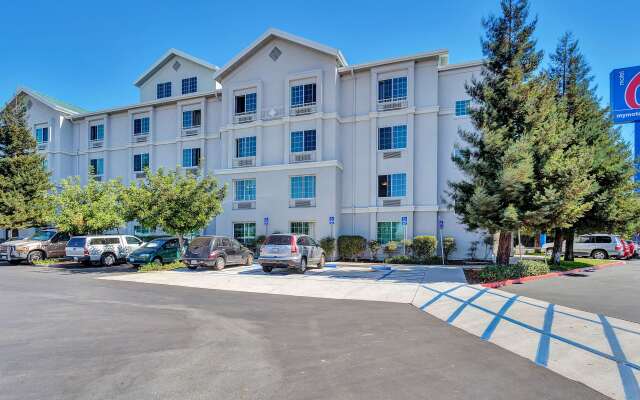 Studio 6 Belmont, CA – San Francisco - Redwood