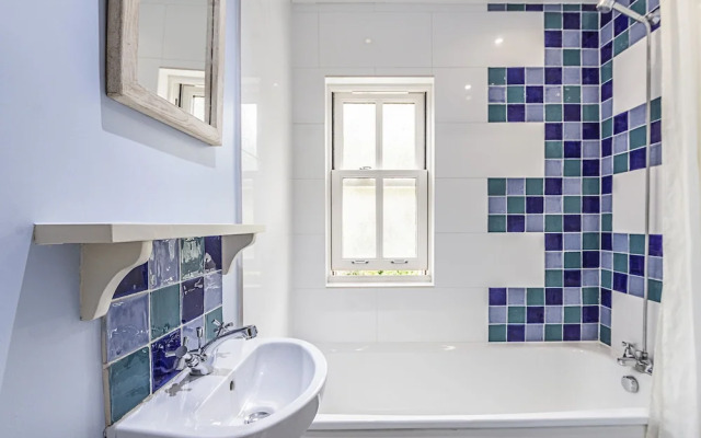 Westbourne Road · Lovely 2 Bed Apartment Near Paradise Park