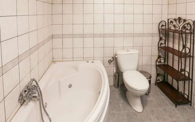 Lavish Holiday Home in Pella with Jacuzzi