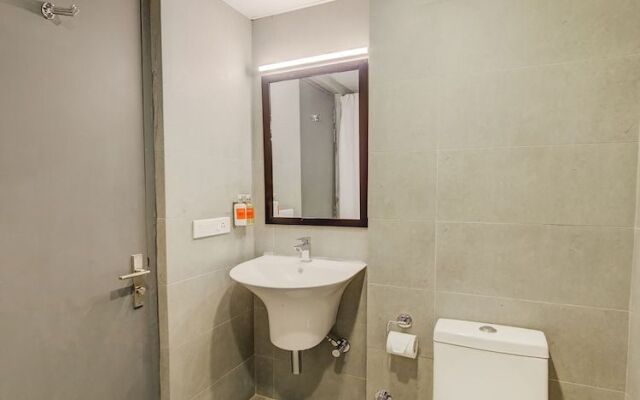 OYO Townhouse 101 Golf Course Road