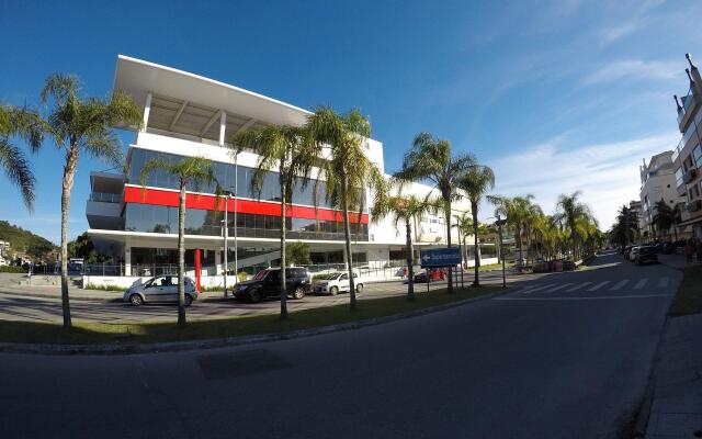 Casa 4 suítes Jurere Internacional