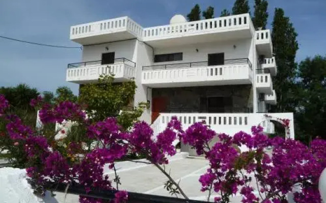 Zourpos Studios & Apartments
