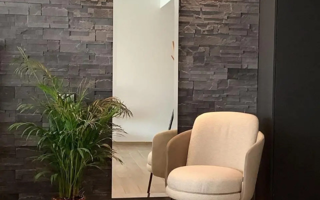 Sunny new lovely apartment 60 meters from the metro