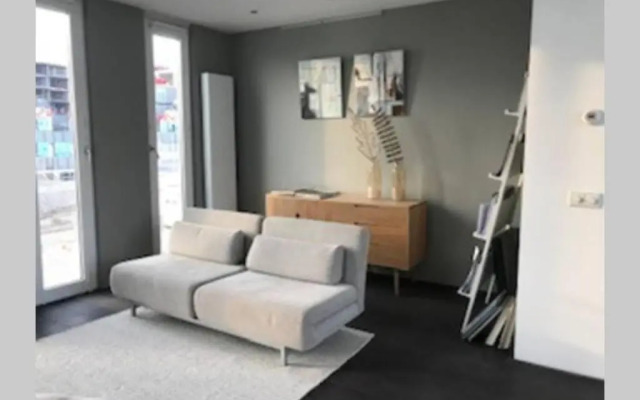 Large and cosy house on the water: free Parking