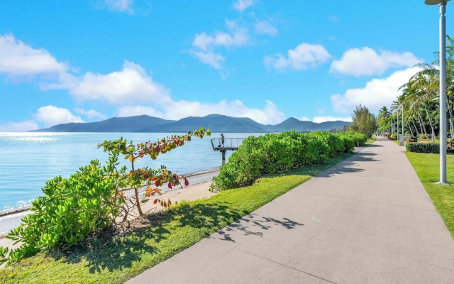 Rainforest Reef Retreat - Esplanade Ground-floor Apartment