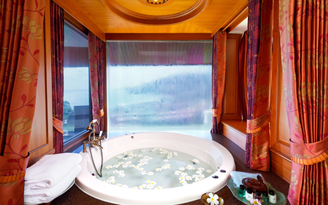 Diamond Cliff Resort & Spa, Patong Beach