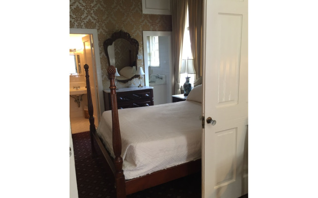 Nine-0-Five Royal Hotel