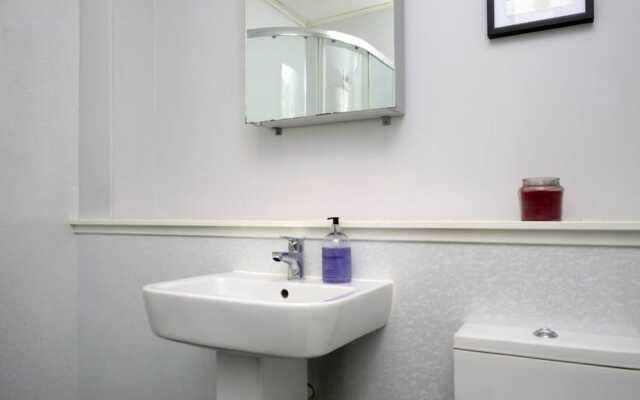2 Bedroom Canalside Apartment