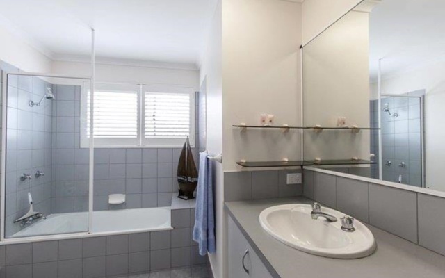 Home Away From Home With Sweeping Ocean Views - Unit 12, 60 Peregian Esplanade – Bathroom – Peregian Beach