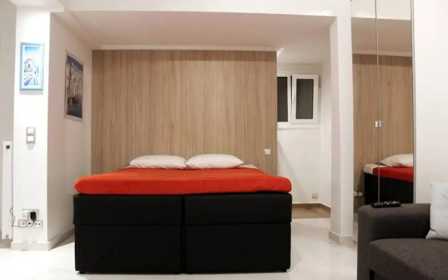 New Luxurious Studio at the Acropolis Foot Hills