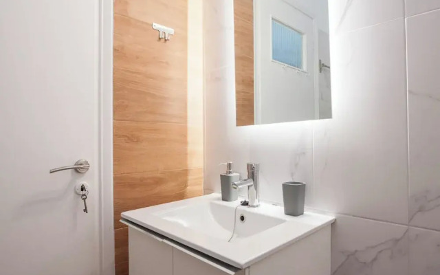 Modern 1 Bd Balcony Apt in Kato Patisia