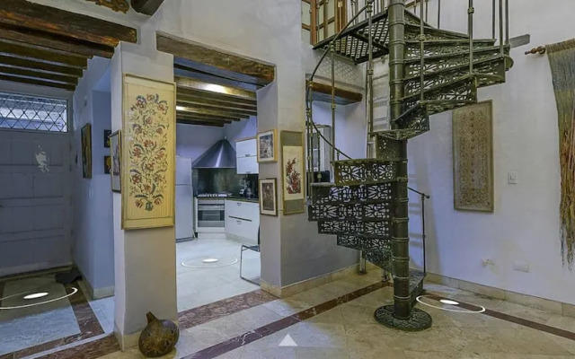 Luxury Large Apartment With Colonial Balcony