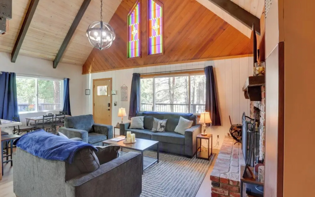 Cabin w/ Deck, Fire Pit & Big Bear Lake Access!