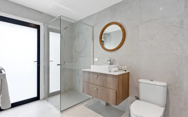 Beachfront 3-bed With Private Pool & Fireplace