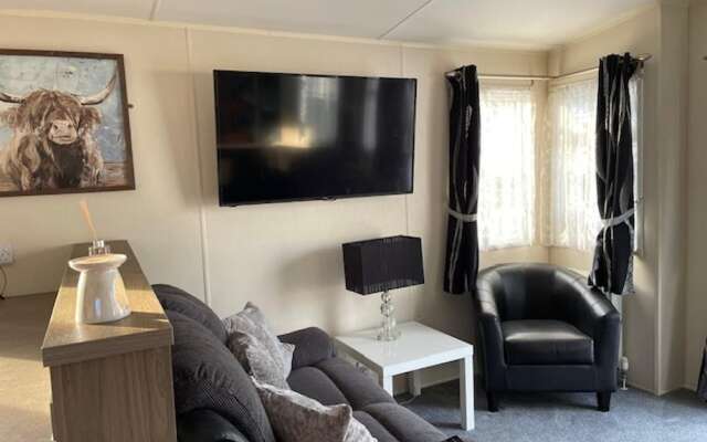 Premium 2 bed Caravan Sleeps 6 With Huge Decking