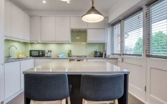 Lovely 2bed 2bath W/balcony in London Bridge, London