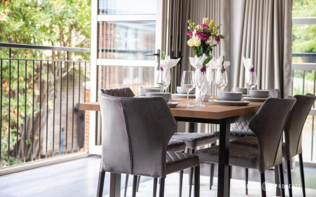 Ultra luxurious 2 bed apt on stilts, Free Parking