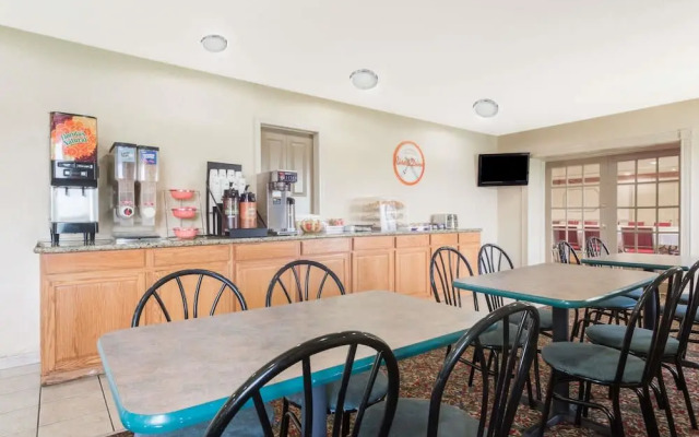 Howard Johnson Express - Springfield