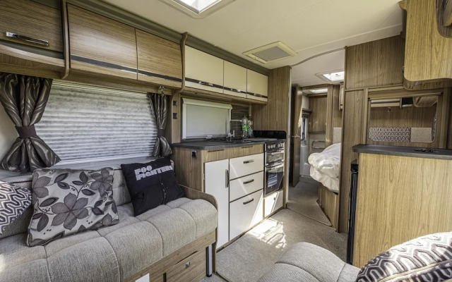 2 Double Bed Caravan - Secure Parking and Wifi