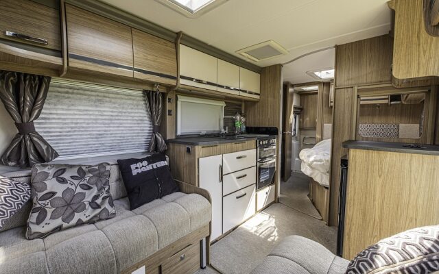 2 Double Bed Caravan - Secure Parking and Wifi