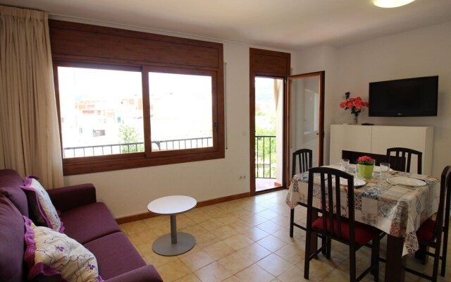 Cozy apartment on the sandy Nova beach in Roses, Spain