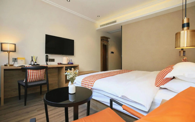 Laimei Hotel (Guilin Liangjiang Sihu Dongxi Alley)