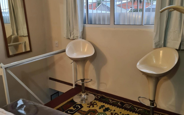 Kitnet casal e apartamento com lareira e vista jardim