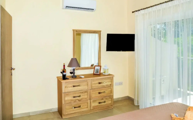 2BR Maisonette Pool - Walk to Beach