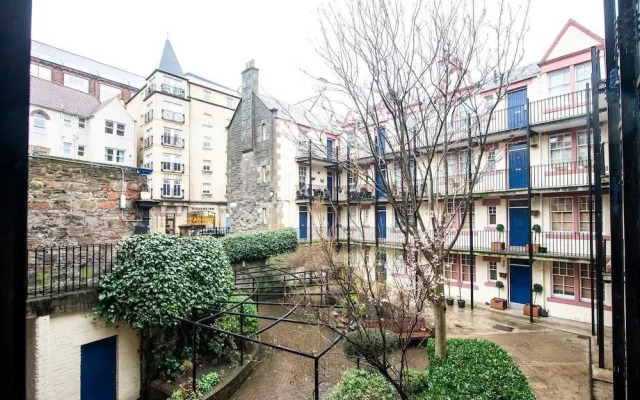 Old Town Edinburgh Apartment: Heart of the Action