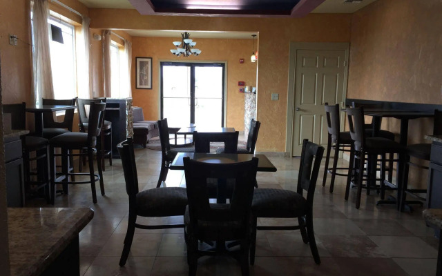 Pearsall Inn & Suites