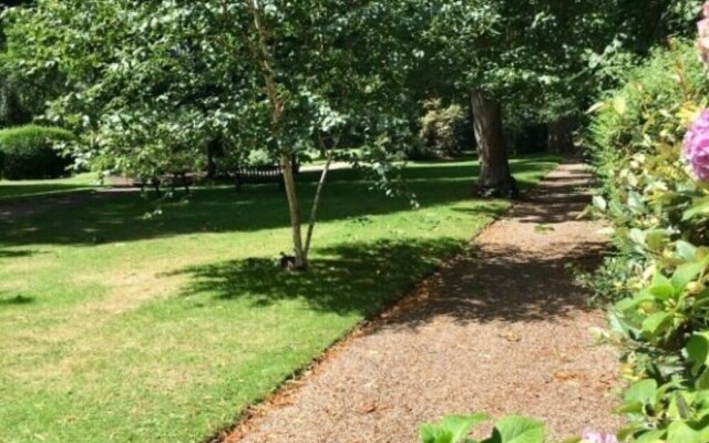 2 Bedroom Apartment Earl's Court