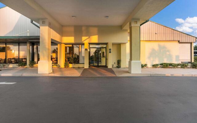 Quality Inn & Suites near Lake Eufaula