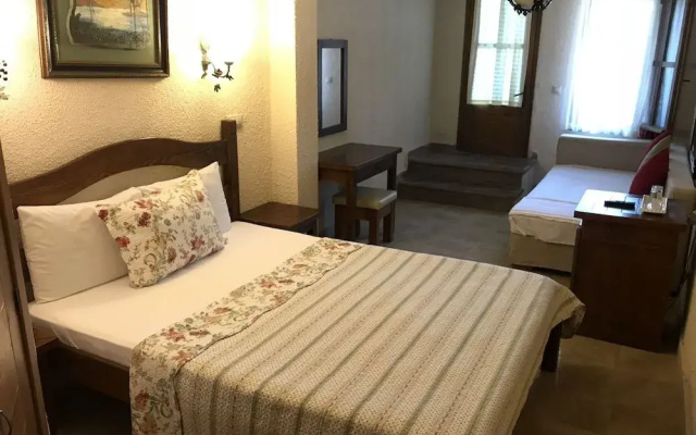Ada Bacchus Hotel