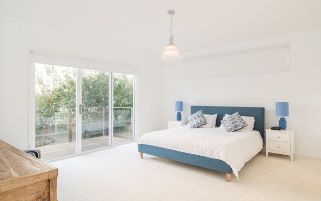 Currawong Close - Heated Pool, Home Theatre, WiFi, 4 bdrm, Pool Table