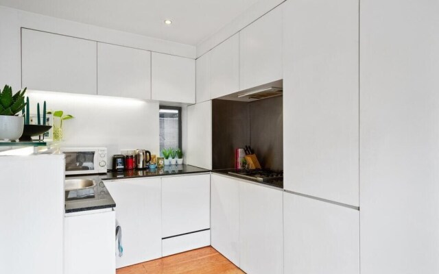 Beautiful 2bdr/2bath Apt in Mayfair, 3mins to Tube