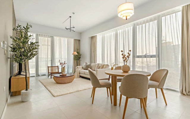 Bright 1BR Escape w Balcony Building Pool