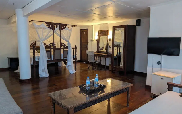 Q-Bar & Guest House