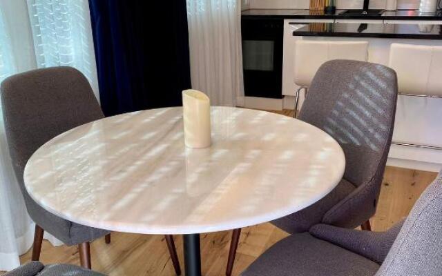 Wunderstay Alpine 303 New Studio with Lake & Mountain View