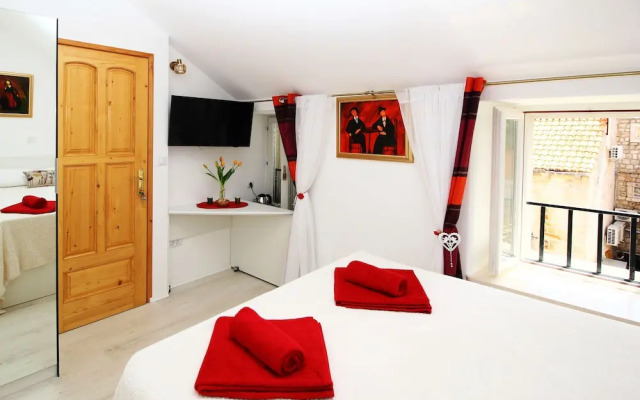 Melek Accommodations