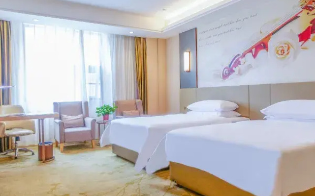Vienna International Hotel (Xinyang Railway Station Tianrun Plaza Store)