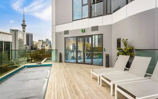 Sunny Retreat In Heart Of Cbd