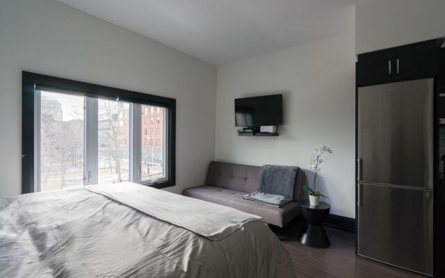 Applewood Suites - Queen West Studio