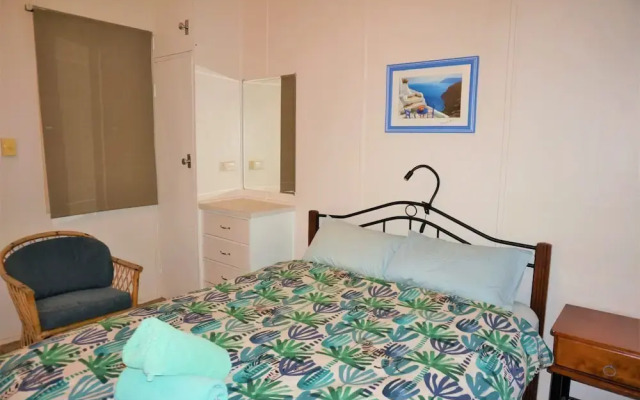 Getaway Villas Unit 3 - 3 Bedroom Self-Contained Villa with a Deck