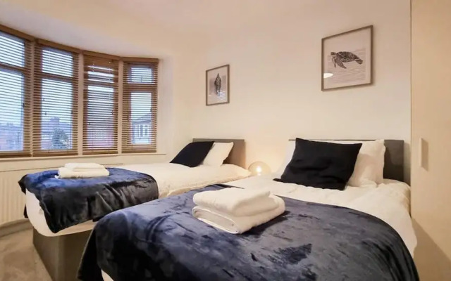 Modern 3-bed House Garden With Parking
