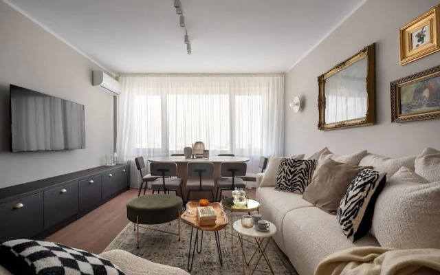 Views of all the Palaces 2BR Stunner