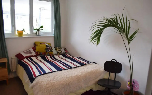 Spacious 2 Bedroom House With Balcony In Bermondsey
