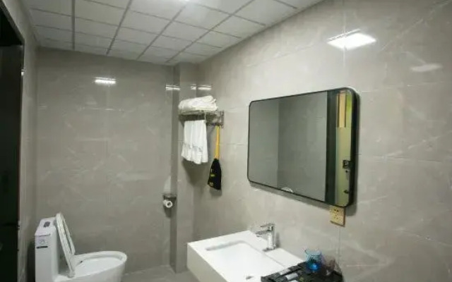 Qionghai Yefeng Business Hotel (Yinhai Road Wanquanhe Branch)